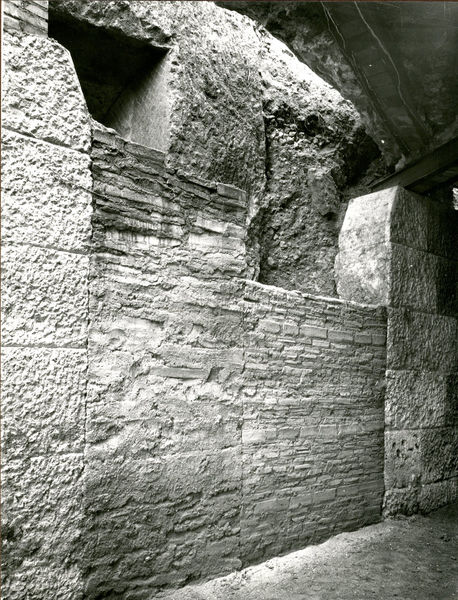 C002218 - restauro - Colosseo, settore nord, primo ordine, IV ambulacro, prova pannello di protezione, 07/11/1985; neg. serie L, n. 300