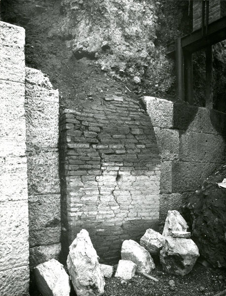 C002216 - restauro - Colosseo, settore nord, primo ordine, III ambulacro, prova pannello di protezione, 07/11/1985; neg. serie L, n. 300
