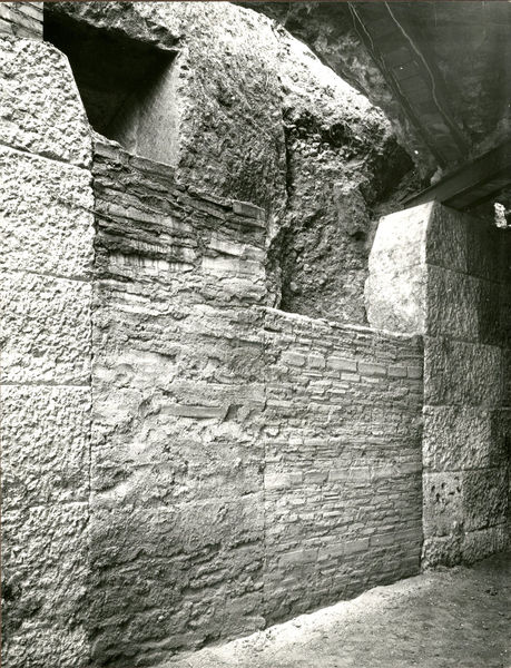 C002217 - restauro - Colosseo, settore nord, primo ordine, III ambulacro, prova pannello di protezione, 07/11/1985; neg. serie L, n. 300