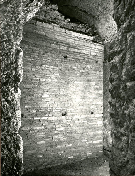 C002221 - restauro - Colosseo, versante nord, primo settore, prova pannello di protezione, 07/11/1985; neg. serie L, n. 300