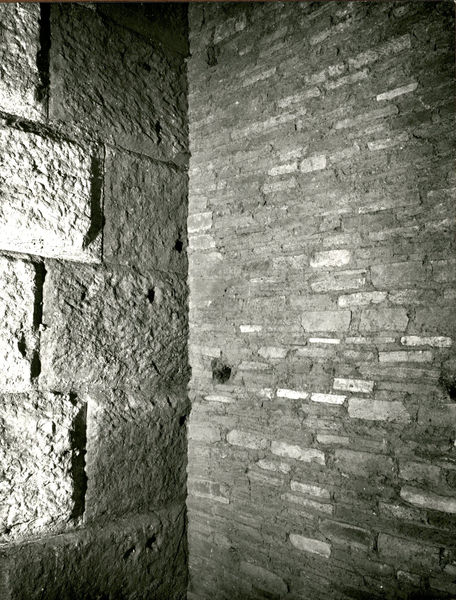 C002222 - restauro - Colosseo, versante nord, primo settore, prova pannello di protezione, 07/11/1985; neg. serie L, n. 300
