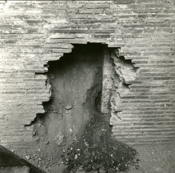 C002223 - restauro - Colosseo, versante nord, primo settore, prova pannello di protezione, 07/11/1985; neg. serie L, n. 300