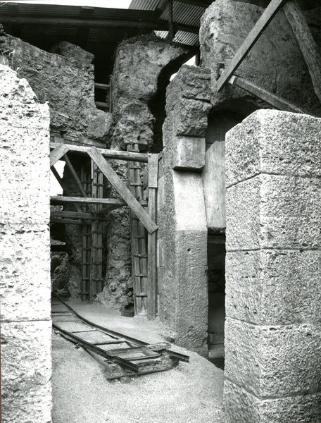 C002224 - restauro - Colosseo, versante nord, primo settore, prova pannello di protezione, 07/11/1985; neg. serie L, n. 300
