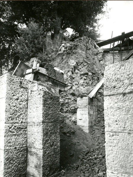 C002225 - restauro - Colosseo, versante nord, primo settore, prova pannello di protezione, 07/11/1985; neg. serie L, n. 300