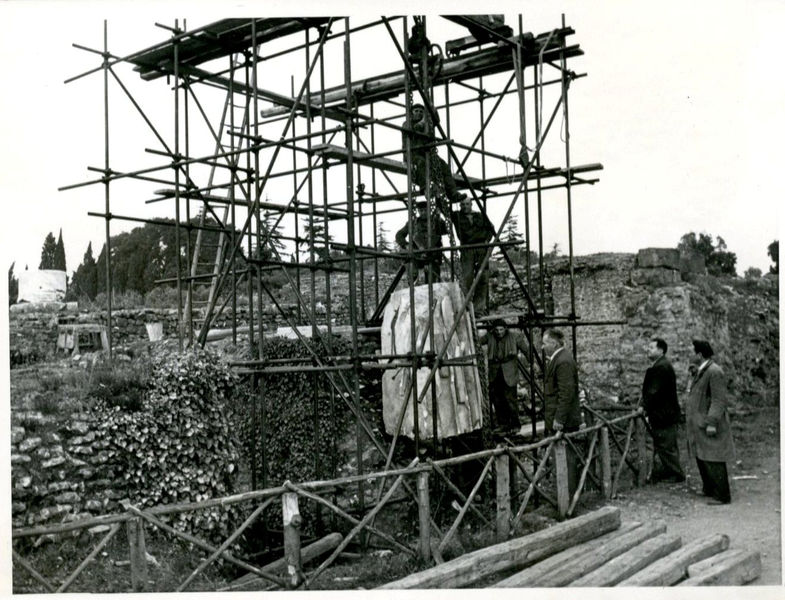 C002263 - restauro - Colosseo, primo ordine, ingresso ovest, documentazione atti di inciviltÃ , 1985; neg. serie L, n. 300