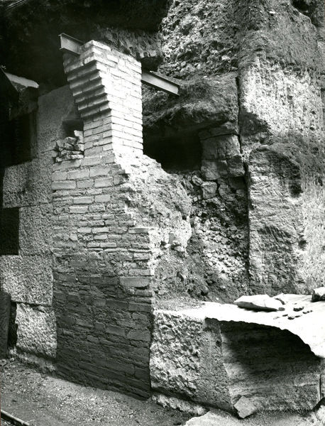 C002220 - restauro - Colosseo, settore nord, primo ordine, IV ambulacro, prova pannello di protezione, 07/11/1985; neg. serie L, n. 300