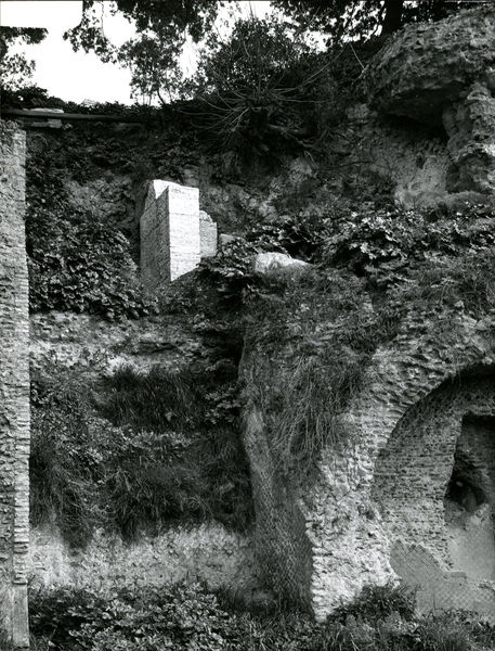 C002227 - restauro - Colosseo, settore nord, primo ordine, IV ambulacro, prova pannello di protezione, 07/11/1985; neg. serie L, n. 300
