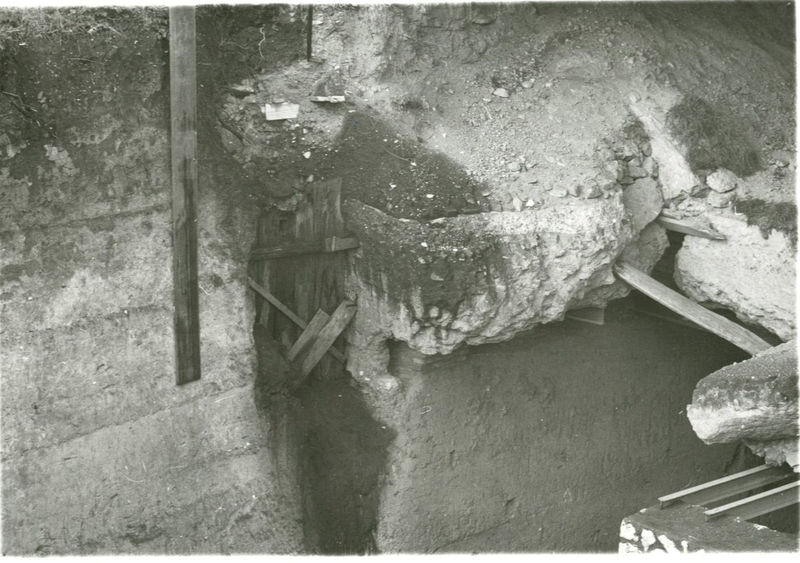 C002235 - restauro - Colosseo, settore nord, primo ordine, IV ambulacro, documentazione stato di incuria, 1985; neg. serie L, n. 300