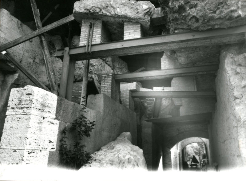 C002226 - restauro - Colosseo, versante nord, primo settore, prova pannello di protezione, 07/11/1985; neg. serie L, n. 300