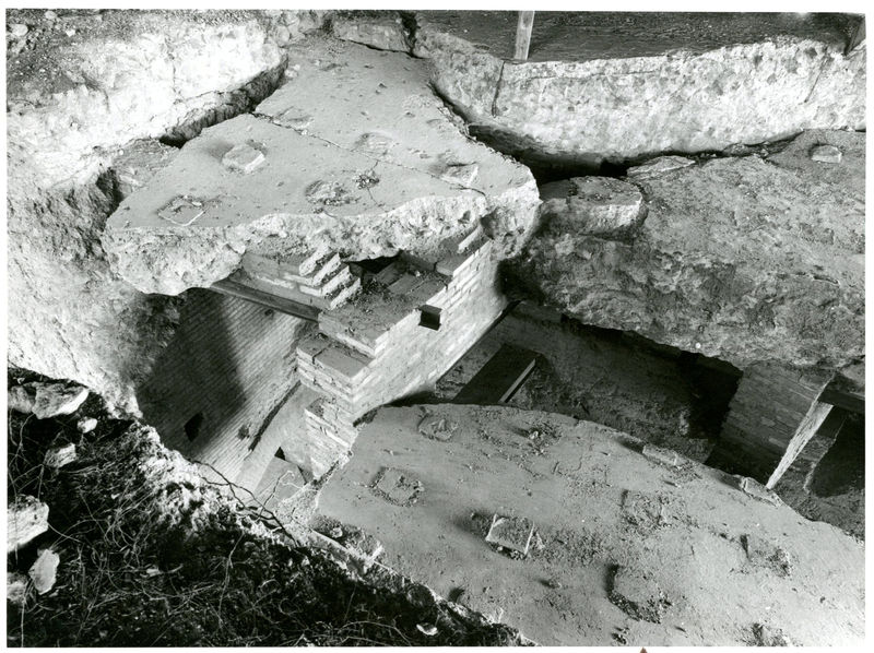 C002232 - restauro - Colosseo, versante nord, primo settore, prova pannello di protezione, 07/11/1985; neg. serie L, n. 300