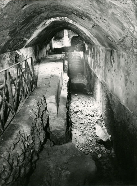 C002243 - restauro - Colosseo, primo ordine, ingresso nord, atti vandalici, 1985; neg. serie L, n. 300