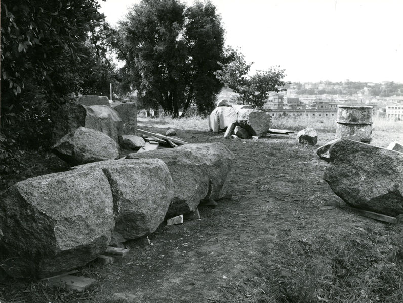 C002261 - restauro - Colosseo,settore est, secondo ordine, documentazione degli atti di inciviltÃ , 1985; neg. serie L, n. 300