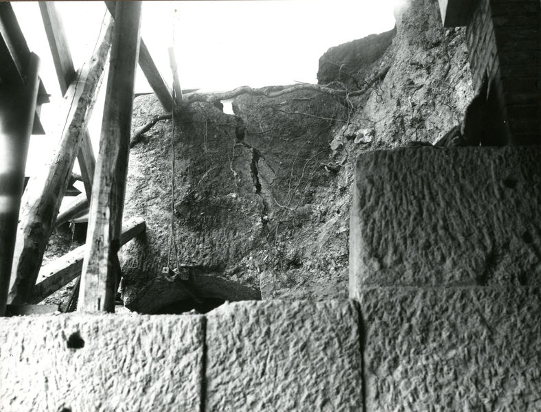 C002268 - restauro - Colosseo, primo ordine, ingresso nord, documentazione atti di inciviltÃ , 1985; neg. serie L, n. 300