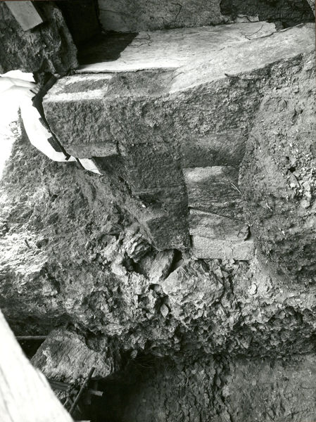 C002270 - restauro - Colosseo, primo ordine, ingresso nord, documentazione atti di inciviltÃ , 1985; neg. serie L, n. 300