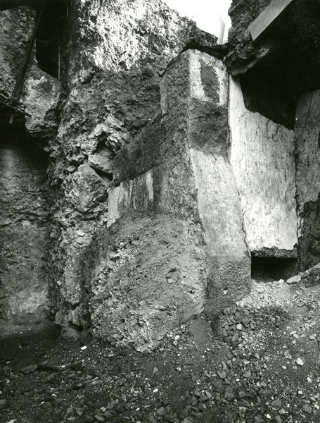 C002271 - restauro - Colosseo, primo ordine, ingresso ovest, documentazione atti di inciviltÃ , 1985; neg. serie L, n. 300
