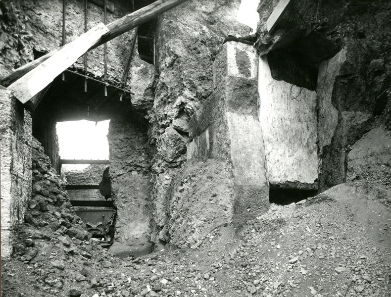 C002272 - restauro - Colosseo, primo ordine, ingresso ovest, documentazione atti di inciviltÃ , 1985; neg. serie L, n. 300