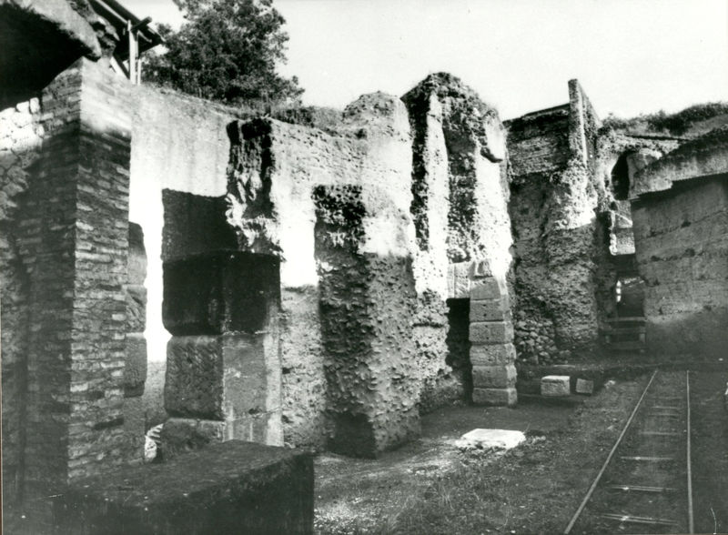 C002282 - restauro - Colosseo,settore est, secondo ordine, documentazione degli atti di inciviltÃ , 1985; neg. serie L, n. 300