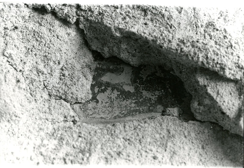 C002015 - reperto - Colosseo, frammento di rilievo in marmo (foto 31/01/1987); neg. serie L, n. 834