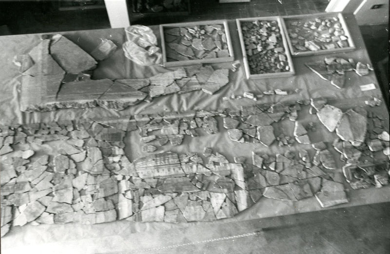 C002102 - reperto - Colosseo, lastra con peduccio di imposta in bassorilievo (foto 07/03/1987); neg. serie L, n. 943