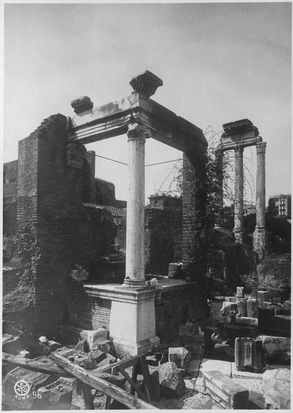 012575 - monumento - Foro Romano, Colonna di Foca, veduta dal Foro.Oltre la Colonna il Foro Romano verso l'Arco di Tito; senza negativo
