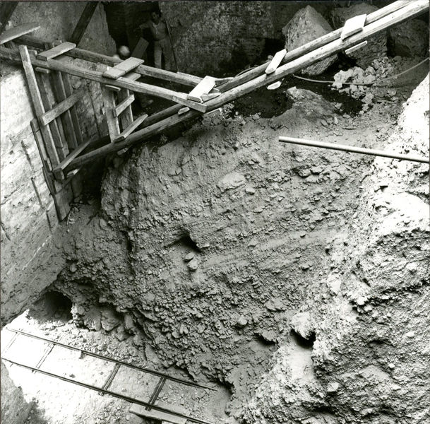 C002161 - restauro - Colosseo, ingresso nord, primo ordine, particolare della decorazione in stucco presente sull'intradosso della volta durante il restauro (foto 21/07/1986); neg. serie L, n. A9