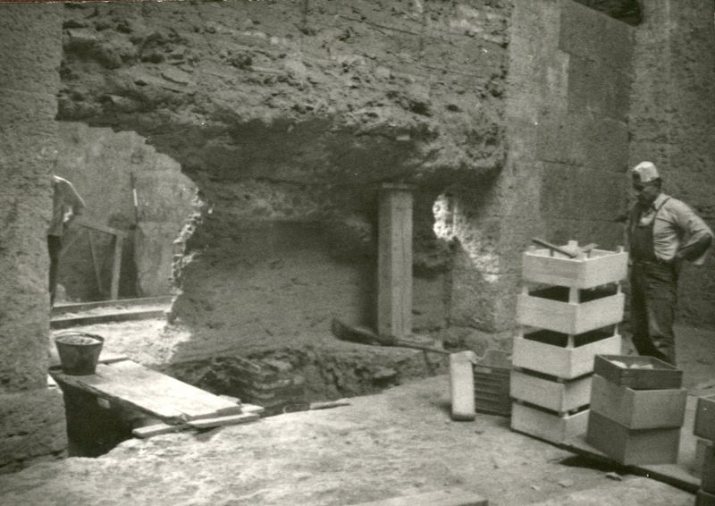 C002170 - restauro - Colosseo, ingresso nord, primo ordine, particolare della decorazione in stucco presente sull'intradosso della volta durante il restauro (foto 22/07/1986); neg. serie L, n. A14