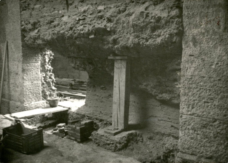 C002171 - restauro - Colosseo, ingresso nord, primo ordine, particolare della decorazione in stucco presente sull'intradosso della volta durante il restauro (foto 22/07/1986); neg. serie L, n. A15