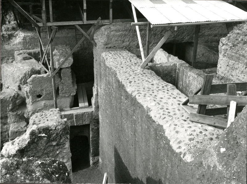 C002299 - restauro - Colosseo, ingresso nord, primo ordine, particolare della decorazione in stucco presente sull'intradosso della volta durante il restauro (foto 22/07/1986); neg. serie L, n. A 33