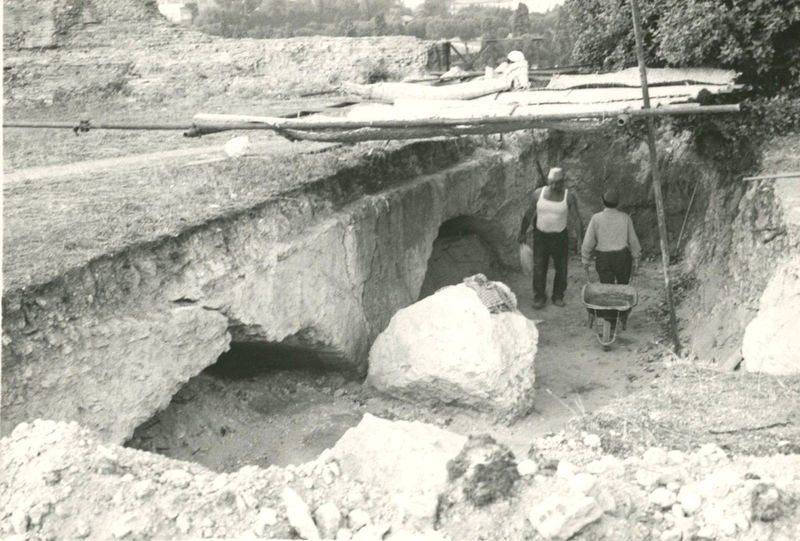 C002311 - restauro - Colosseo, ingresso nord, primo ordine, particolare della decorazione in stucco presente sull'intradosso della volta durante il restauro (foto 22/07/1986); neg. serie L, n. A 46