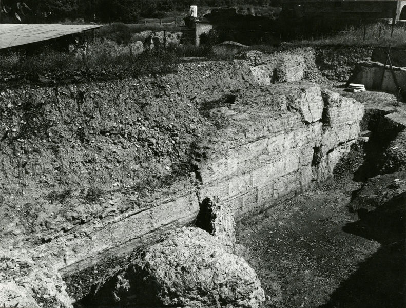C002336 - restauro - Colosseo, prospetto meridionale, particolare del capitello di lesena in travertino durante il distacco; neg. serie L, n. A 68