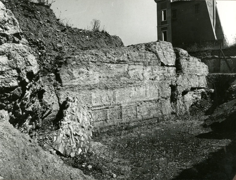 C002338 - monumento - Colosseo, settore est, veduta dal basso del tratto del primo settore della gradinata restaurato negli anni Trenta del XX secolo; neg. serie L, n. A 71