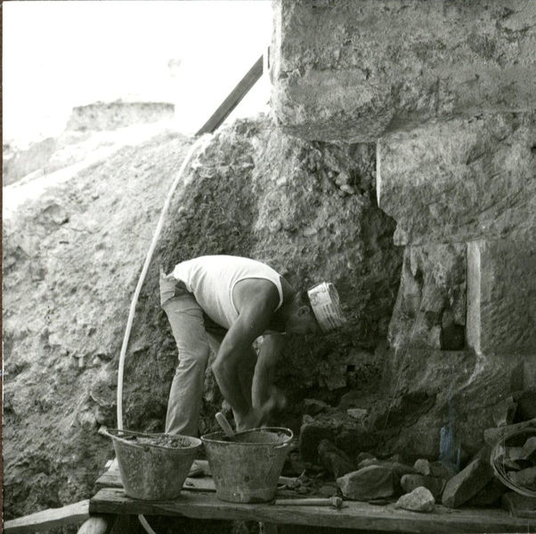 C002344 - restauro - Colosseo, veduta del versante sud della cavea durante i restauri; neg. serie L, n. A 78