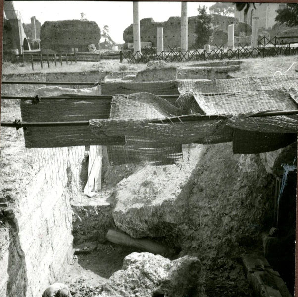 C002345 - monumento - Colosseo, ipogei, veduta dal settore sud del corridoio con vani per i montacarichi; neg. serie L, n. A 79