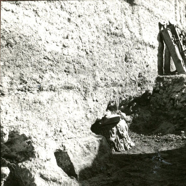 C002346 - monumento - Colosseo, veduta da via Celio Vibenna del prospetto sud-ovest durante l'allestimento di cartelloni pubblicitari (foto 1985); neg. serie L, n. A 80