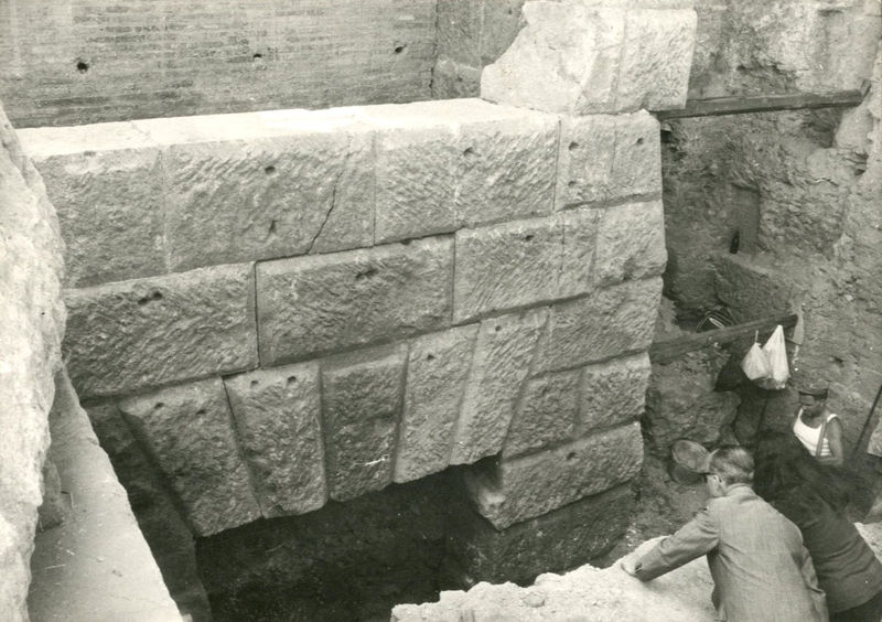 C002357 - restauro - Colosseo, restauro di uno dei pilastri presso l'ingresso sud (foto 1977)