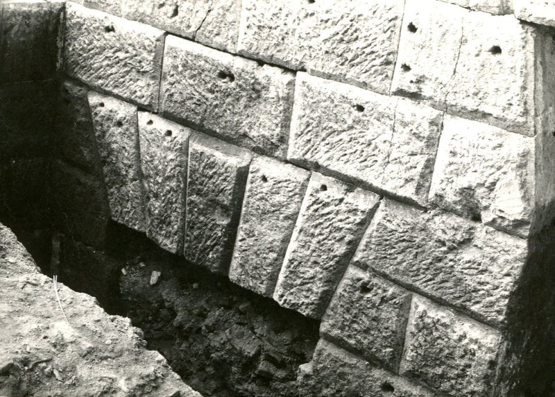 C002359 - restauro - Colosseo, veduta dello sperone Valadier e dell'attico durante il restauro  (foto 1977)