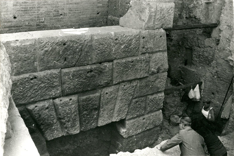 C002362 - restauro - Colosseo, prospetto meridionale, restauro della muratura (foto 1977)