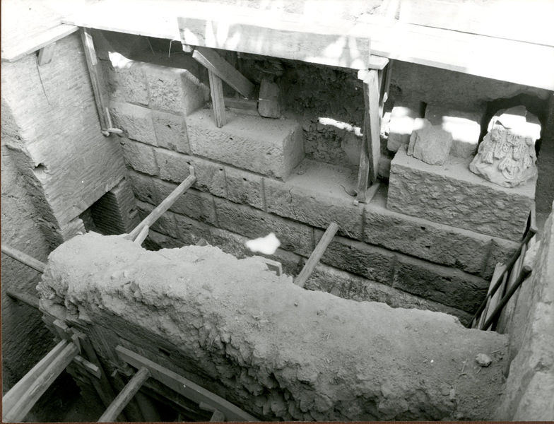 C002363 - restauro - Colosseo, prospetto meridionale, restauro della muratura (foto 1977)