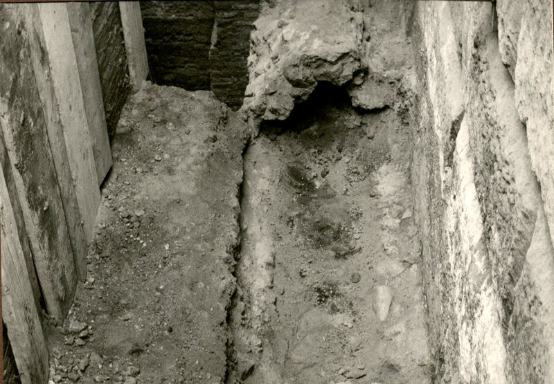C002375 - restauro - Colosseo, ipogei, settore est, costruzione del ponteggio di restauro;  neg. serie L, n. A 96