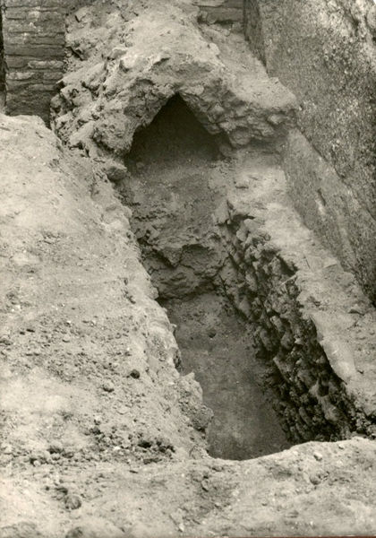 C002383 - monumento - Colosseo, ipogei, settore est, veduta della galleria est e del sottostante collettore; neg. serie L, n. A 105