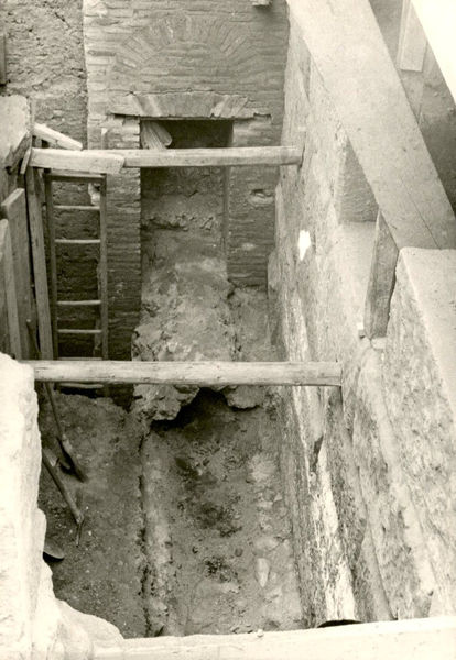 C002386 - restauro - Colosseo, settore nord, primo ordine, III corridoio anulare, distacchi di muratura in corrispondenza di una scala; neg. serie L, n. 110