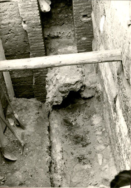 C002387 - restauro - Colosseo, settore nord, primo ordine, III corridoio anulare, distacchi di muratura in corrispondenza di una scala; neg. serie L, n. 111