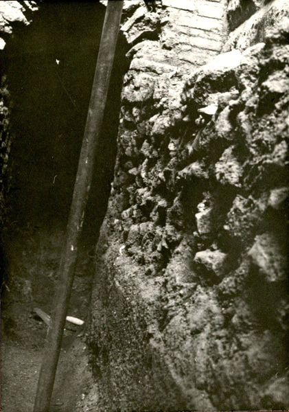 C002390 - reperto - Colosseo, primo ordine, settore meridionale (?), fusto di colonna; neg. serie L, n. A 114