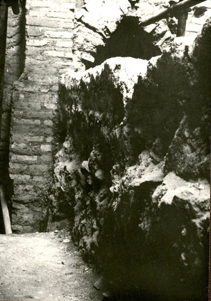 C002391 - reperto - Colosseo, primo ordine settore meridionale (?), frammento di blocco di marmo con iscrizione; neg. serie L, n. A 115