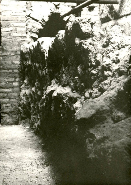C002393 - monumento - Colosseo, ipogei, settore sud-est, veduta dei muri di alcuni corridoi; neg. serie L, n. A 118