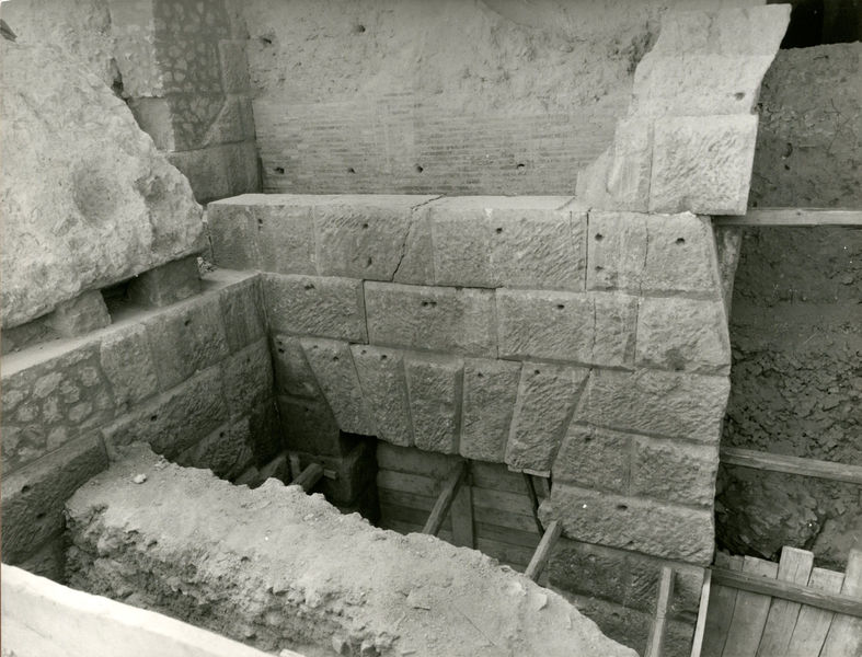 C002395 - monumento - Colosseo, veduta del versante nord della cavea con, in basso, il settore ovest dell'area dei sotterranei; neg. serie L, n. A 120