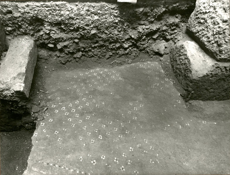 C002398 - restauro - Colosseo, prospetto meridionale, particolare del capitello di lesena in travertino durante il distacco; neg. serie L, n. A 123