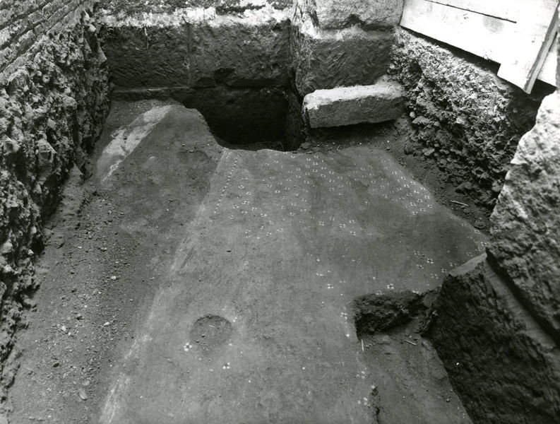 C002399 - reperto - Colosseo, lastra marmorea di rivestimento delle gradinata sulla cui superficie Ã¨ graffita una scena di venatio, scoperta durante gli scavi degli ipogei condotti da Pietro Rosa nel 1874; neg. serie L, n. A 124 (Accademia Americana, foto Parker)