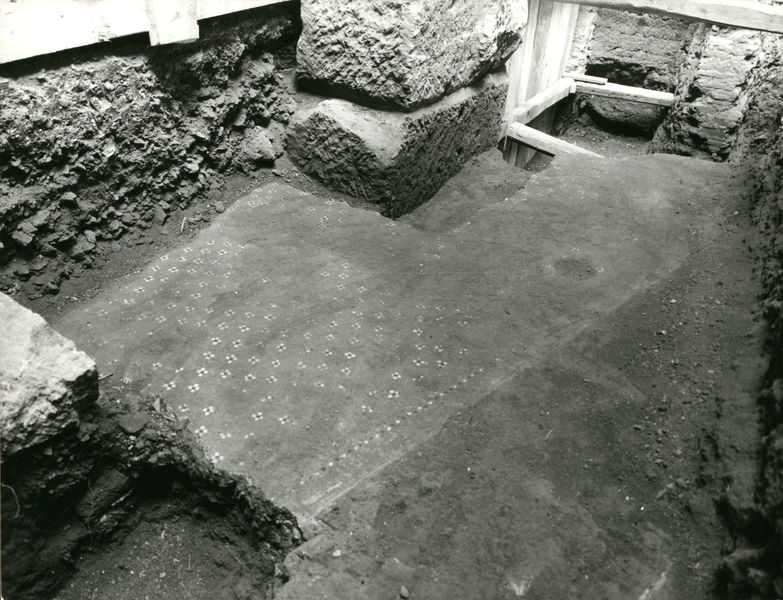 C002400 - reperto - Colosseo, lastra marmorea di rivestimento delle gradinata sulla cui superficie Ã¨ graffito in alto un duello tra due gladiatori e in basso una scena di venatio, scoperta durante gli scavi degli ipogei condotti da Pietro Rosa nel 1874; neg. serie L, n. A 125
