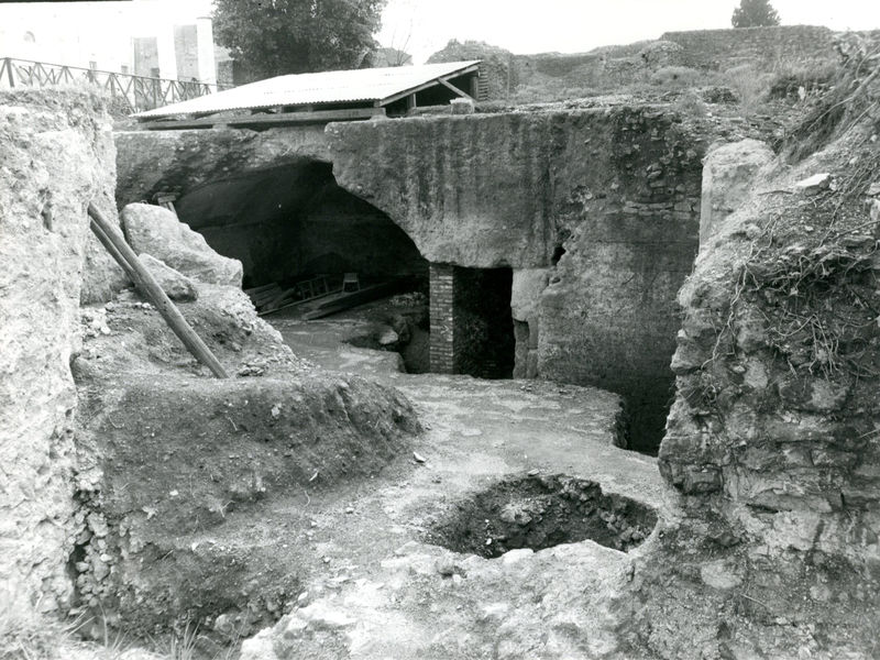 C002403 - monumento - Colosseo, ipogei, settore orientale, scasso circolare in un blocco di travertino entro il quale era inserito un elemento cilindrico in bronzo, funzionale al fissaggio del palo ligneo dell'argano; neg. serie L, n. A 127